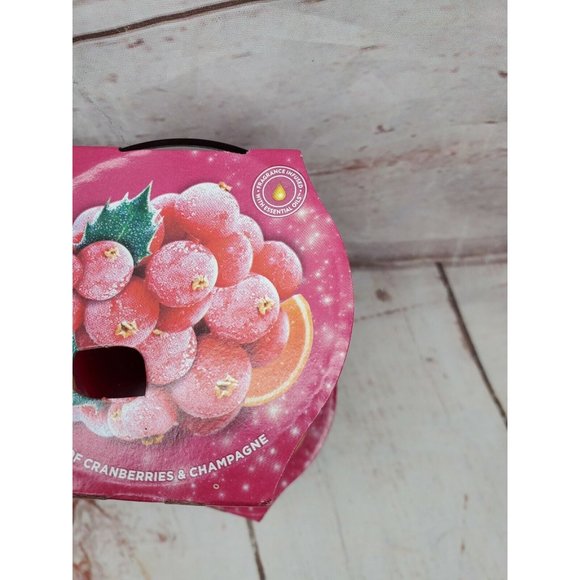 4 SC Johnson Glade Cranberry Oh So Merry Scented Limited Edition 3.4 Oz Candle - Picture 4 of 11